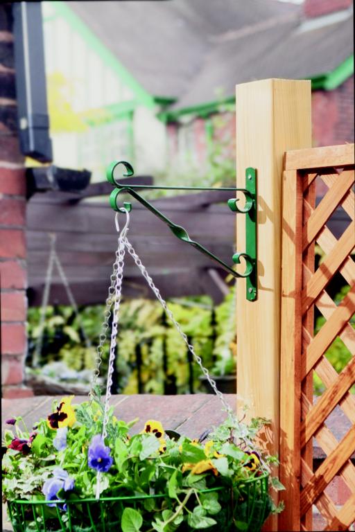 Ambassador Hanging Basket Bracket 25cm/10" Green