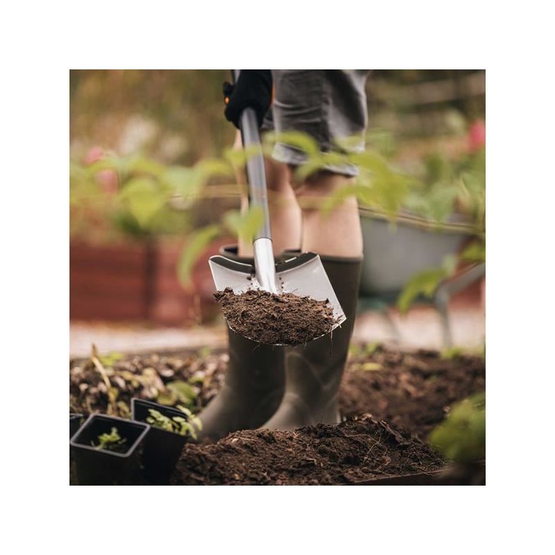Fiskars Ergonomic™ Rounded Spade Fiskars - RockBottom Northampton