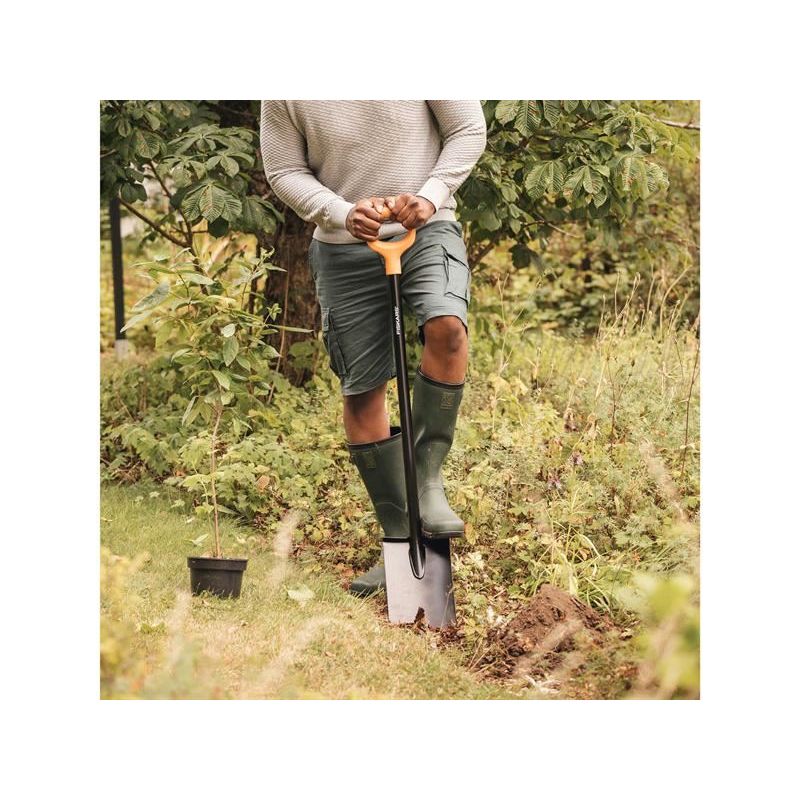 Fiskars Solid™ Metal Rounded Spade Fiskars - RockBottom Northampton