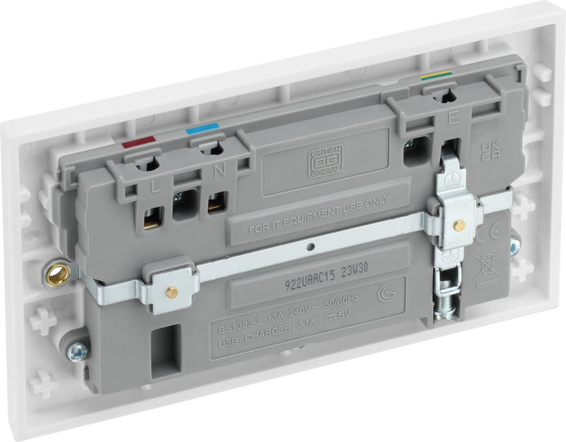 BG Electrical 900 Series - Double switched single pole, with 2 x USB A + 1 x USB C (15W)