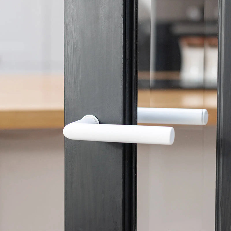 Atlantic Tupai Rapido Covela Lever Door Handle on Concealed Round Rose