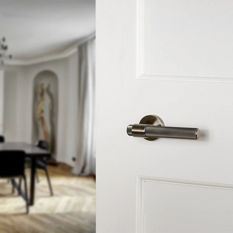 Atlantic Senza Pari Andretta Knurled Lever Door Handle on Minimal Round Rose