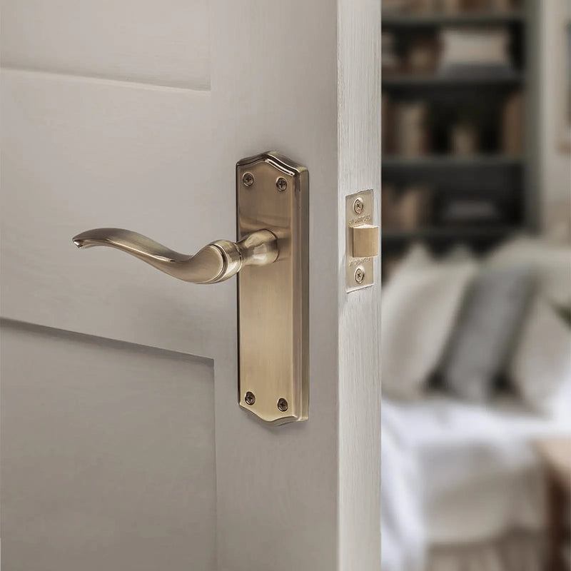 Atlantic Old English Warwick WC Lever Door Handle on Backplate