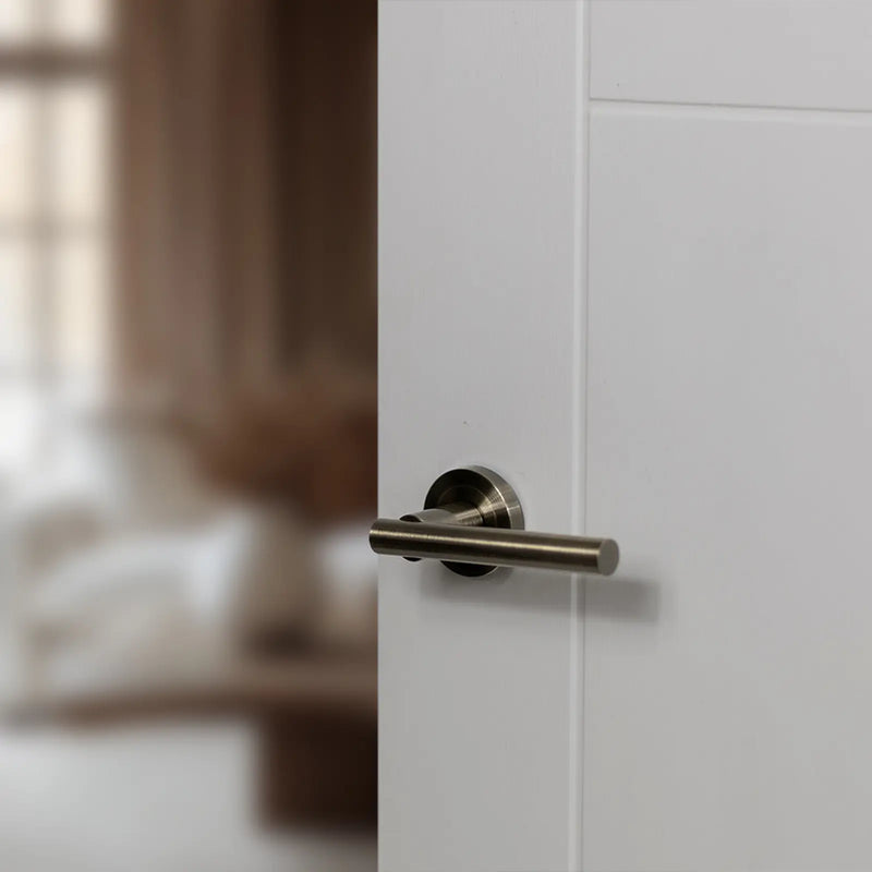 Atlantic STATUS Nebraska Lever Door Handle on Round Rose