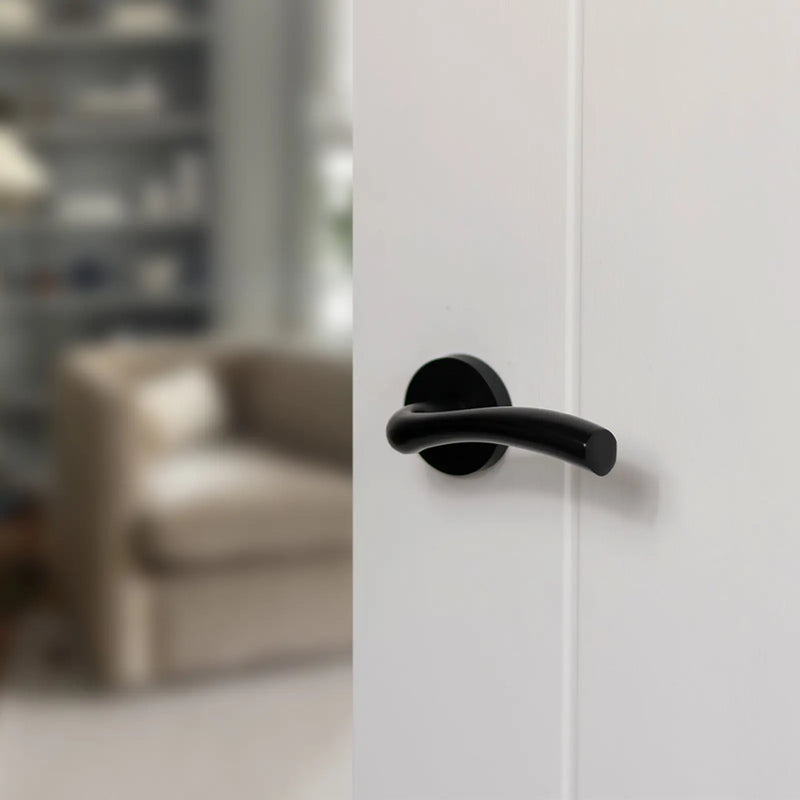 Atlantic STATUS Texas Lever Door Handle on Round Rose